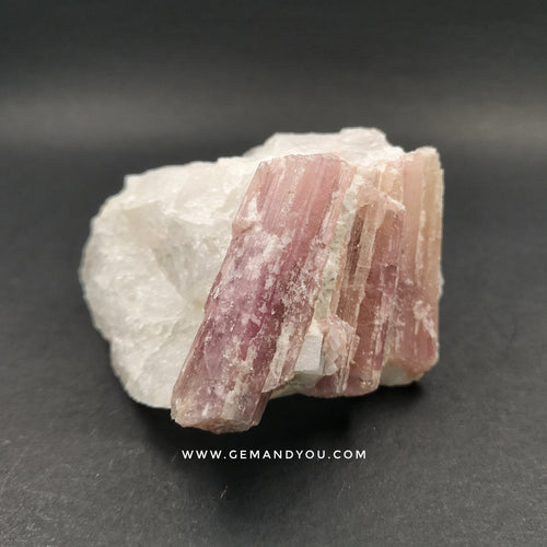 粉红碧玺白水晶共生 80mm*58mm*54mm 原石 原矿 粉红电气石
Pink Tourmaline Raw Specimen